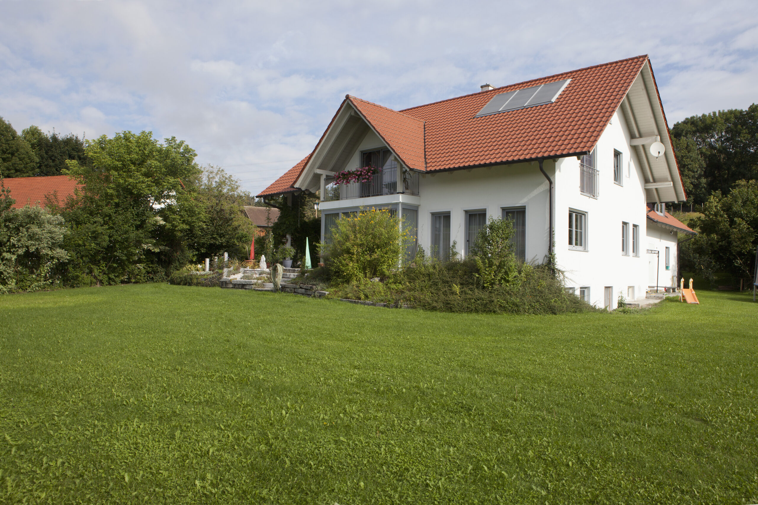 Germany, Munich, View of house with garden